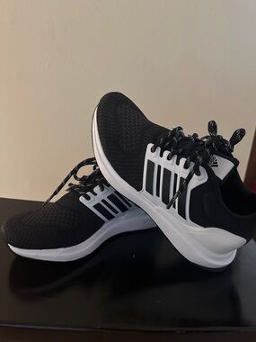SIZE 6 adidas bounce sneakers